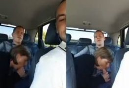 Motorista do Uber flagra casal fudendo no banco de traz