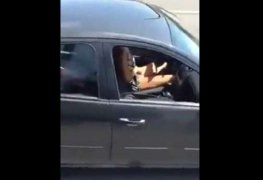 Mulher batendo uma siririca enquanto dirige o carro