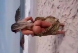 Mulher Melão pelada na praia de Abricó deixando o reporter excitado