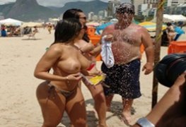 Mulher Melão pelada na praia deixando todo mundo excitado