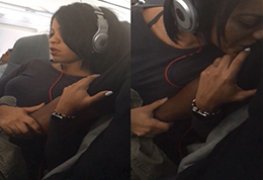 Negão masturbando a namorada gostosa dentro do avião
