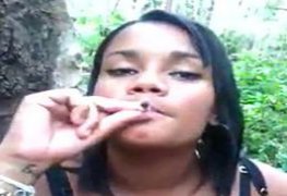 Negra novinha fumando maconha e chupando a rola do irmão no mato