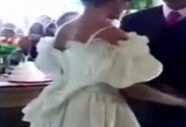 Noiva resolve pagar um boquete durante o casamento