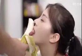 Novinha asiatica aprendeu a chupar um pau treinando em uma banana - XVEDEO