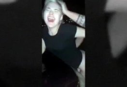 Novinha bêbada liberando o cu para o amigo