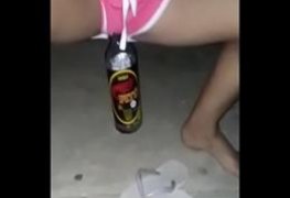 Novinha bebada sentando com a buceta na garrafa de pitu caiu na net