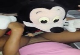 Novinha brincando com o Mickey de pelúcia