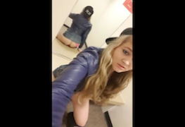 Novinha do Youtube caiu na net sentando no consolo em frente ao espelho