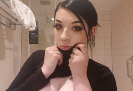 Novinha emo de 22 anos mostrando os peitos Antes de serem perfurados
