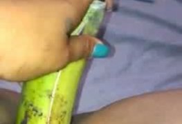 Novinha enfiando uma banana na bucetinha
