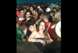 Novinha flagrada fazendo sexo com o namorado no baile funk