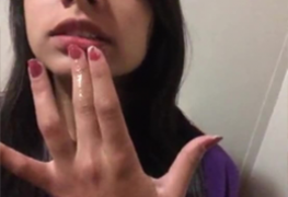 Novinha gozou nos dedos depois de uma siririca cheia de tesão