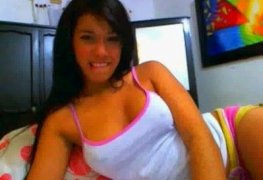 Novinha na webcam mostrando como se trata uma buceta