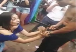 Novinha pagando boquete em no carnaval