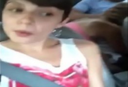 Novinha pagando boquete no carro e a amiga fazendo stories no instagram
