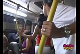 Novinha pagando boquete no Ônibus safada engolindo rola do namorado na frente de