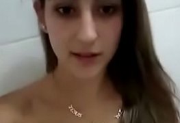 Novinha Safada caiu na net mostrando a buceta pro namorado no zapzap