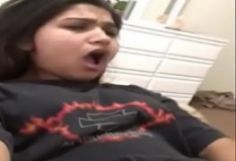 Novinha safada gozando na siririca pedindo pra levar vara