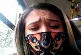 Novinha se masturbando até gozar dentro do ônibus e todos olhando