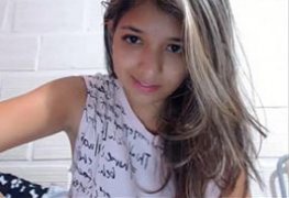 Novinha se masturbando na webcam para um traficante que conheceu na favela