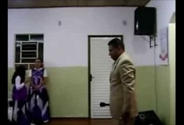 Pastor evangelico faz sexo com duas fieis durante o culto
