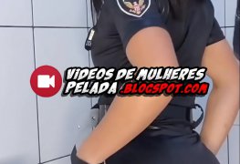 Policial safada fazendo xixi