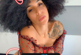 Pretinha Cleo Baininha se exibindo nas lições de putaria do Instagram