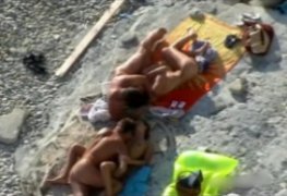 Putaria rolando solta na praia de nudismo no RJ