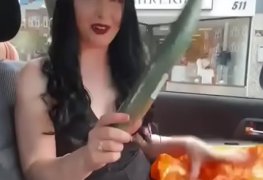 Quer ver o que ela faz com esse pepinos em público?