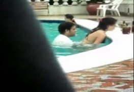 Quis foder a esposa na piscina do hotel e acabou caindo na net