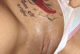 Raparigas tesudas com tatuagens de pimenta na buceta
