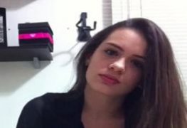 Rebeca magrinha caiu na net se masturbando gostoso para o primo em vídeo