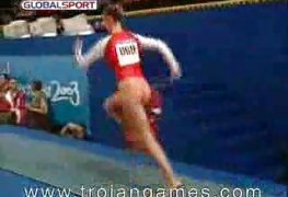 Russa da Olimpíadas fica pelada e dá show de ginástica olímpica