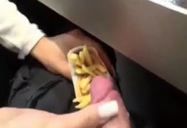 Safada comendo batata frita com porra