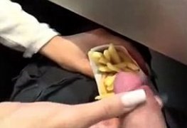 Safada comendo batata frita com porra