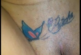 Safada exibindo a sua tatuagem de putinha na buceta