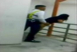 Segurança brasileiro fodendo a putinha no estacionamento do shopping