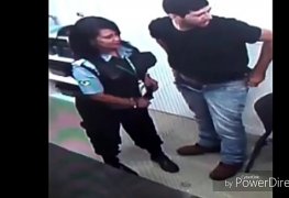 Segurança feminina casada não viu a câmera e foi filmada dando a buceta no local de trabalho pro cliente do banco do brasil