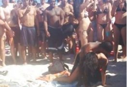 Sem vergonha fazendo sexo no meio da praia