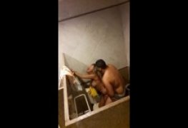 Sexo brutal no banheiro da balada