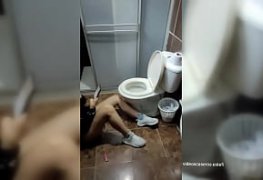 Sexo escondido com a prima no banheiro