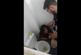 Sexo no banheiro da escola com a colega safadinha