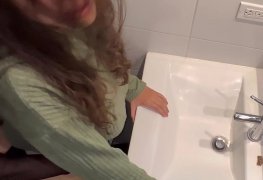 Sexo no banheiro em uma festa de família