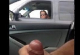 Sinal vermelho toca uma e mulher do carro ao lado olha tudo