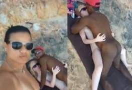 Turista safada filmando a amiga foder com desconhecido na praia