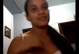 Vídeo 16 moreninha na webcam mostrando os seios