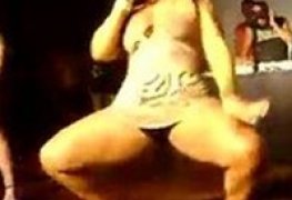 Vídeo Andressa Soares caiu na net mostrando parte da calcinha durante baile funk