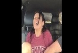 Vídeo titia com tesão deixando sobrinho passar mão na buceta dentro do carro