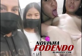 Venezuelanas gostosas nuas se pegando e fazendo putaria em banheiro público