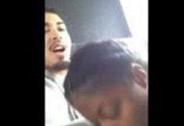 Video pagando boquete dentro do ônibus de viagem